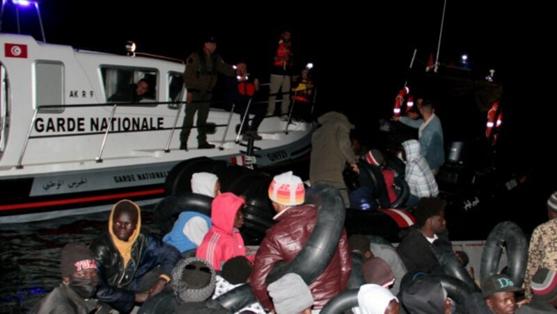 Bootsflüchtlinge auf dem Weg von Tunesien nach Italien (Archivbild) (Bild: AP)