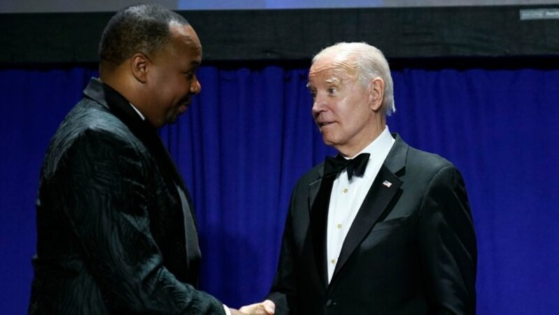 Biden plaudert mit Komiker Roy Wood. (Bild: APA/AP Photo/Carolyn Kaster)