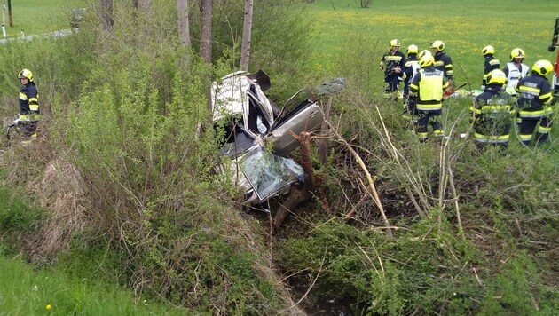 Die 78-Jährige musste von Einsatzkräften aus dem Fahrzeug befreit werden. (Bild: FF Stallhofen)