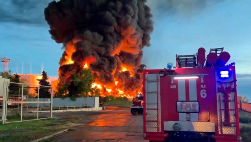 Der gewaltige Feuerball nach dem Drohnenangriff in Sewastopol (Bild: ASSOCIATED PRESS)