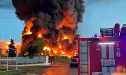 Der gewaltige Feuerball nach dem ukrainischen Drohnenangriff auf ein Treibstofflager in ...