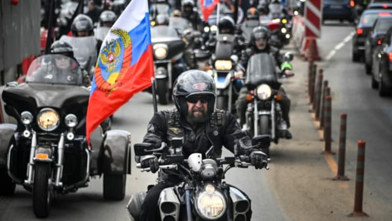 Angeführt wird die Rally von Alexander Saldostanow, dem Chef und Gründer der Nachtwölfe, der sich als „Freund“ Putins bezeichnet. (Bild: AFP)