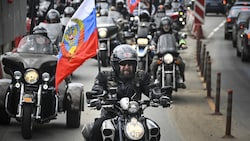 Angeführt wird die Rally von Alexander Saldostanow, dem Chef und Gründer der Nachtwölfe, der sich als „Freund“ Putins bezeichnet. (Bild: AFP)