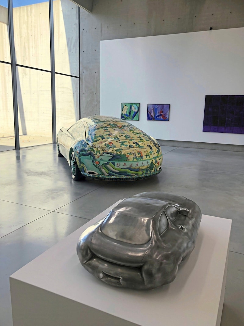 China-Bolide trifft auf Erwin Wurm-Auto. (Bild: Irina Lino)