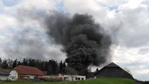 In Windhaag bei Freistadt brannte schon am Freitag eine PV-Anlage lichterloh. (Bild: FF Windhaag)