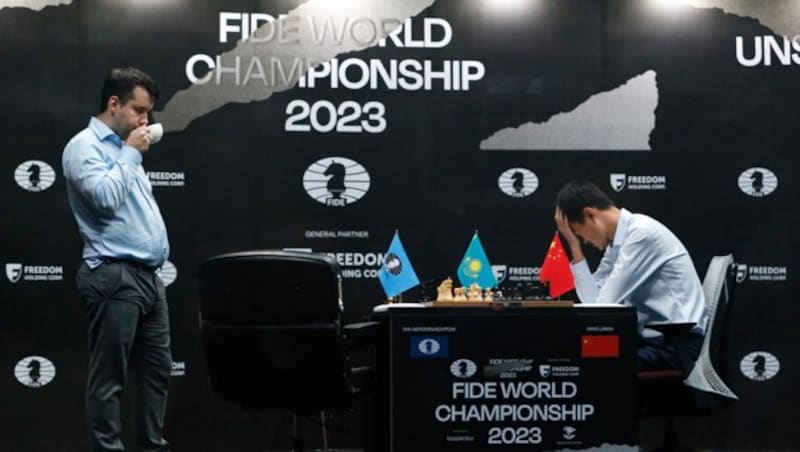 Ding Liren (re.) und Jan Nepomnjaschtschi (Bild: AP)