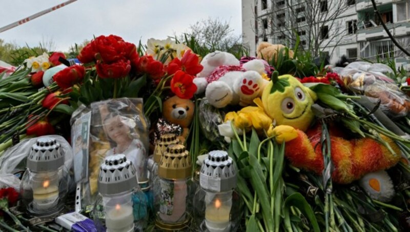 Blumen für 23 getötete Menschen in Uman (Bild: AFP/Genya Savilov)