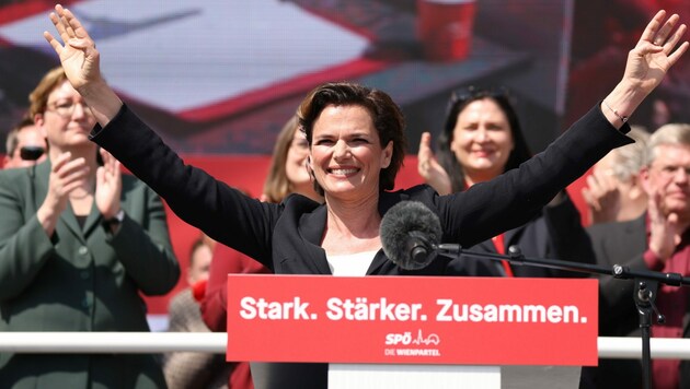 Pamela Rendi-Wagner am 1. Mai während des Aufmarsches der SPÖ Wien am Rathausplatz (Bild: Florian Wieser/APA)