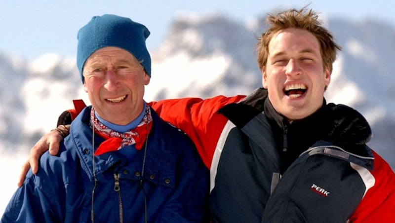 Prinz William - hier auf einem Foto aus dem Jahr 2004 bei einem gemeinsamen Ski-Urlaub - wird seinen Vater Charles bei dessen Krönung voller Liebe unterstützen. (Bild: John Stillwell / PA / picturedesk.com)