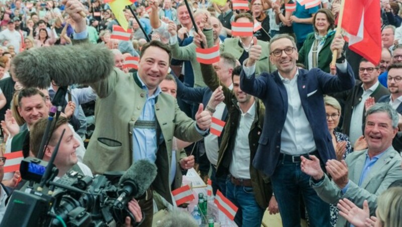 Kickl und Haimbuchner feierten mit Tausenden Anhängern im Bierzelt am Urfahraner Donauufer. (Bild: Horst Einöder/Flashpictures)