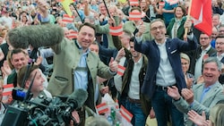 FPÖ-Parteichef Herbert Kickl und Oberösterreichs LH-Stv. Manfred Haimbuchner feierten mit tausenden Anhängern im Bierzelt am Urfahraner Donauufer. (Bild: Horst Einöder/Flashpictures)