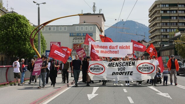 800 Salzburger demonstrieren am 1. Mai für leistbares Wohnen. (Bild: Sarah Pansy)
