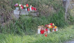 Kerzen und Blumen schmücken die Unfallstelle in Goldwörth. (Bild: Schütz Markus)