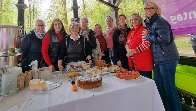 Kuchen und Kaffee werden selbst mitgebracht. Der Erlös davon kommt bedürftigen Frauen zugute. (Bild: SPÖ / Feistritzer )