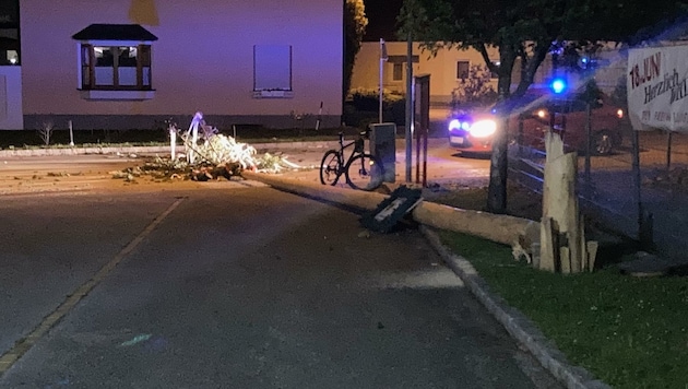 In Wullersdorf landete der Stamm auf der Landesstraße und verfehlte dabei einen Stromkasten nur knapp. (Bild: FF Wullersdorf)