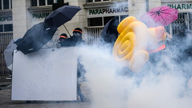 Bei Demonstrationen gegen die Pensionsreform kam es zu Zusammenstößen zwischen Polizei und Protestteilnehmern. (Bild: AFP)