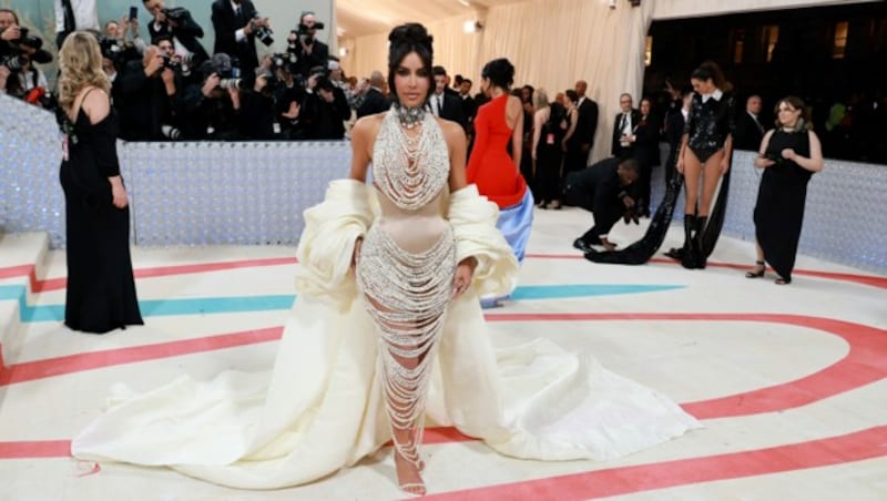 Kim Kardashian in einem Kleid aus Perlenketten (Bild: APA/Theo Wargo/Getty Images for Karl Lagerfeld/AFP)