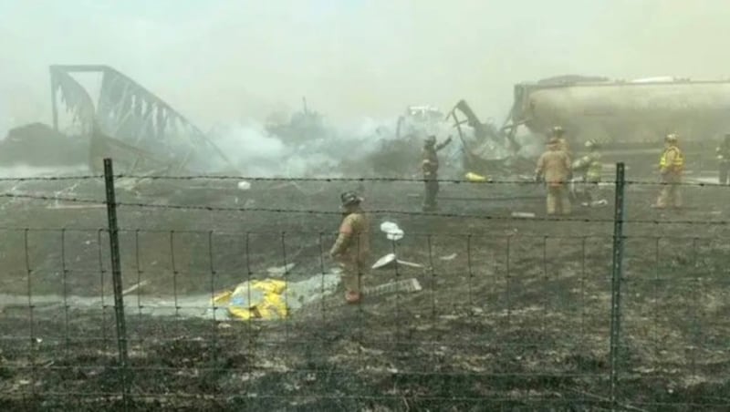 First responders work the scene of a crash involving at least 20 cars that shut down a highway in Illinois, Monday, May 1, 2023. Illinois State Police say a windstorm that kicked up clouds of dust in south-central Illinois has led to numerous crashes and multiple fatalities on Interstate 55. (WICS TV via AP) (Bild: AP)