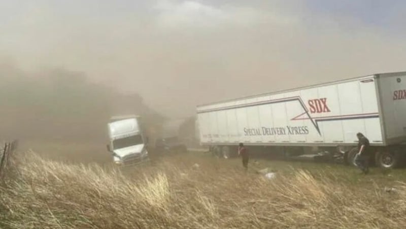 Starker Wind hatte Schmutz und Staub von angrenzenden Feldern aufgewirbelt und über die Interstate 55 geweht, sodass die Sicht für Fahrer stark beeinträchtigt wurde. (Bild: AP)