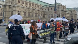 Mitten am Ring blockierten die Klimaaktivisten den Frühverkehr in Wien. (Bild: Letzte Generation AT)
