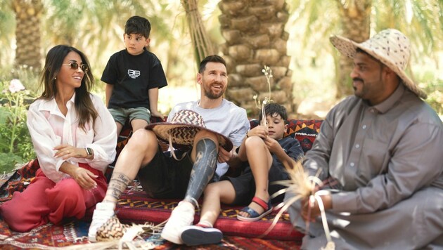 Lionel Messi chillt mit seiner Familie in Saudi-Arabien - ohne Erlaubnis seines Klubs. (Bild: twitter.com/AhmedAlKhateeb)