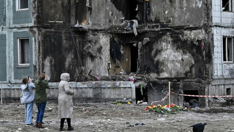 In Uman forderte ein Raketeneinschlag in einem Wohnhaus am Freitag viele Todesopfer. (Bild: APA/AFP/Genya SAVILOV)