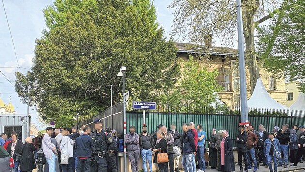 Türkisches Konsulat in Hietzing: In der Türkei kämpft Erdoğan um den Sieg. Der Wahlkampf ist jetzt auch nach Österreich geschwappt. (Bild: SYSTEM Martina Münzer)