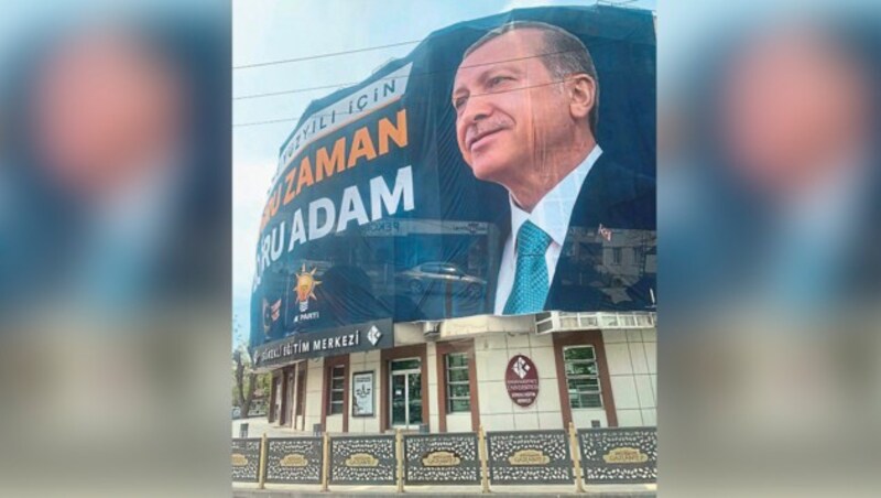 Wahlwerbung in der vom Erdbeben erschütterten Region Gaziantep (Türkei). (Bild: Martina Münzer Krone KREATIV,)