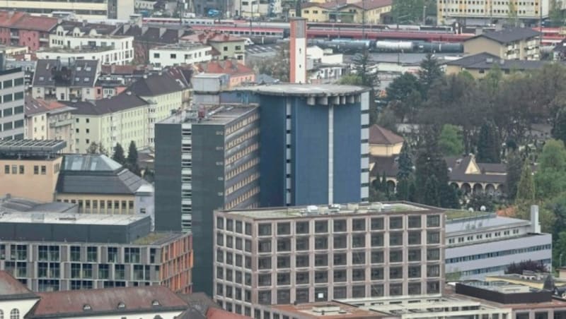 Das Klinik-Areal samt Hubschrauber-Landeplatz befindet sich mitten im Zentrum von Innsbruck. (Bild: Christof Birbaumer)