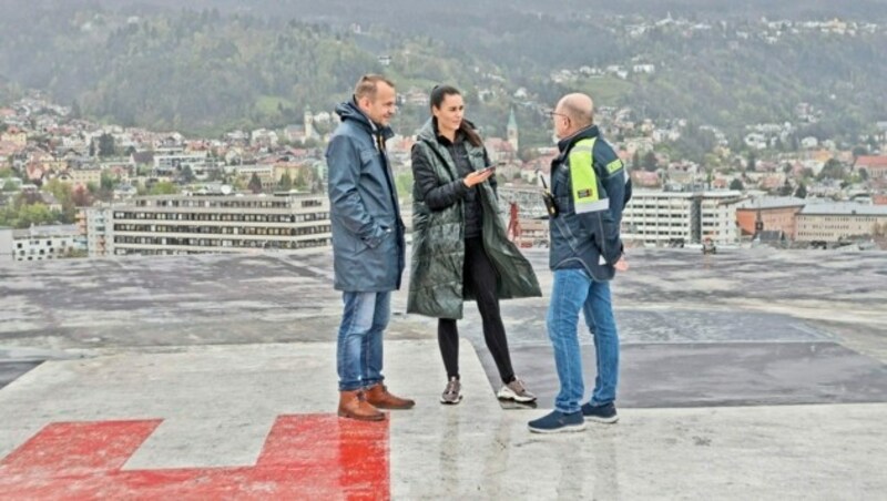 Johannes Schwamberger (links) und Günter Pfaringer mit „Tiroler Krone“-Chefin vom Dienst Jasmin Steiner. (Bild: Johanna Birbaumer)