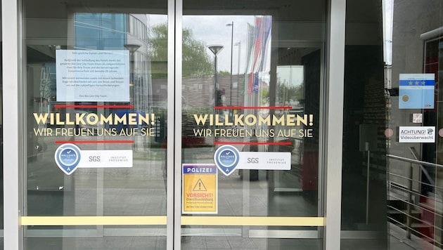 Die Eingangstür ins Ex-ibis-Hotel mit widersprüchlichen Botschaften. (Bild: Werner Pöchinger)