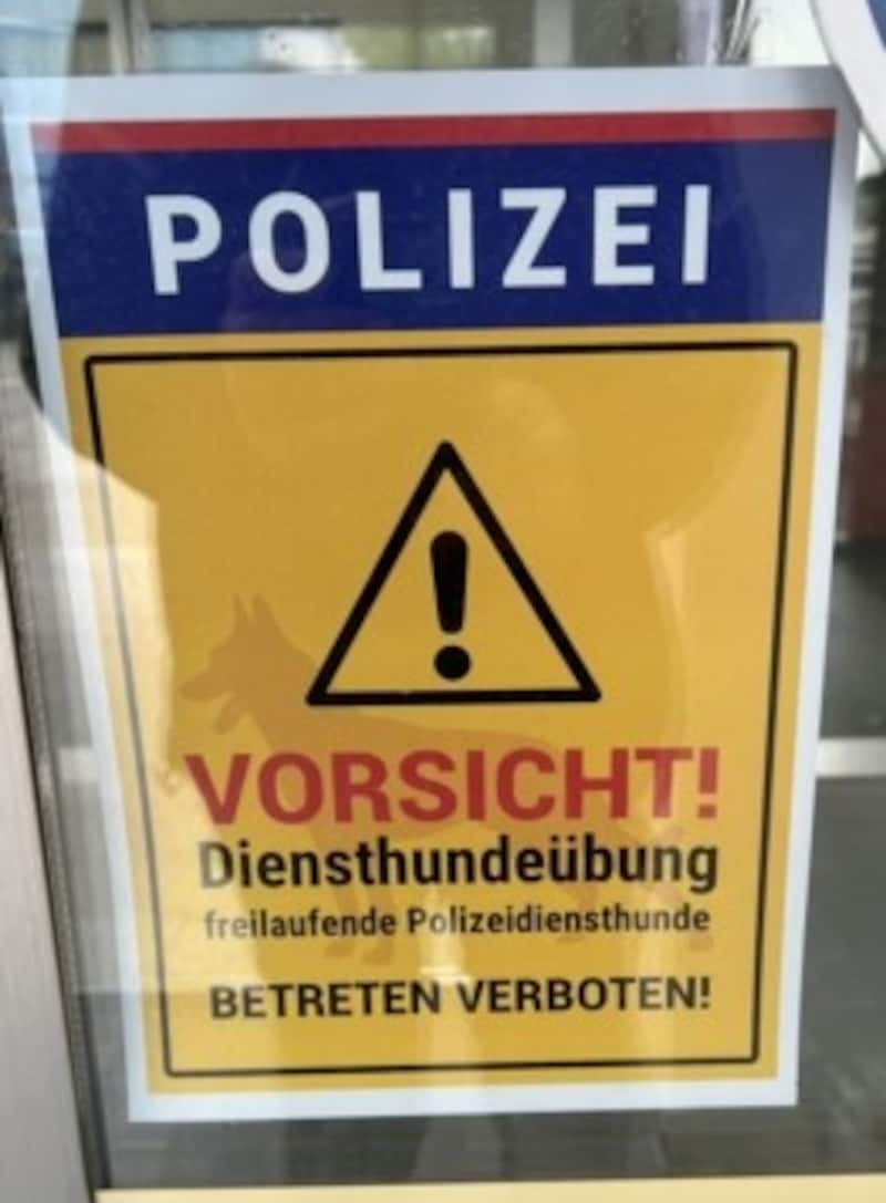 Polizei-Warnung an der künftigen Asyl-Unterkunft (Bild: Werner Pöchinger)