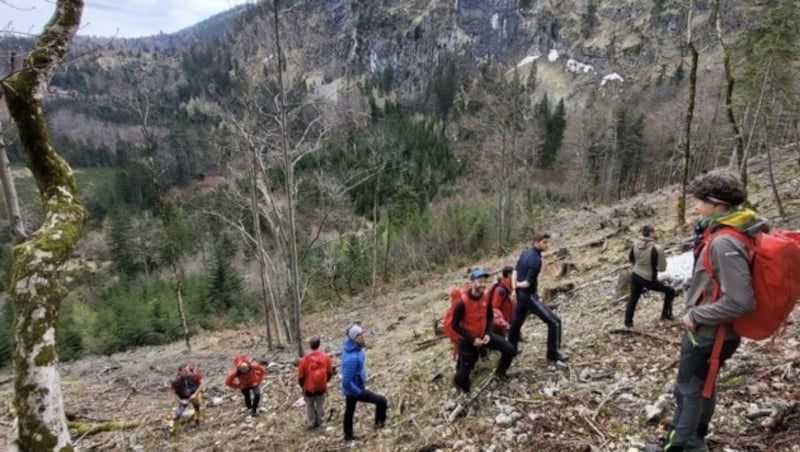 Im unteren Bereich des Traunstein-Ostgrat wurde die Leiche von Adriana gefunden. Die Bergung erfolgt mit Hilfe des Polizeihubschraubers. (Bild: Bergrettung Gmunden)