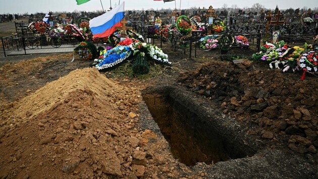 Zahlreiche russische Soldaten kamen nur noch tot in ihre Heimat zurück - wie viele es tatsächlich sind, ist bis dato völlig unklar. (Bild: AFP/Natalia KOLESNIKOVA)