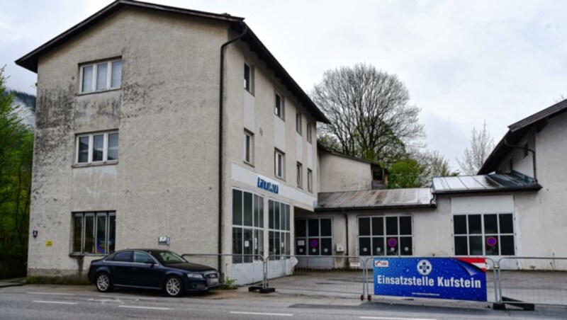 Eine ehemalige KFz-Werkstätte dient derzeit als Übergangslösung, bis eine adäquate Einsatzzentrale für die Wasserrettung Kufstein gebaut wird. (Bild: Hubert Berger, Krone KREATIV)