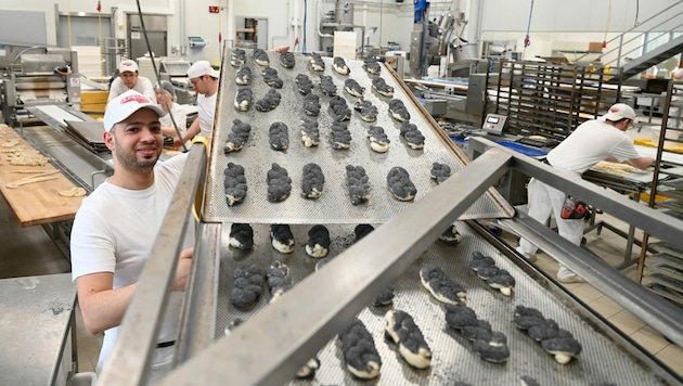 Die Mohnflesserl liegen am Blech und sind bereit zum Backen. (Bild: Markus Wenzel)