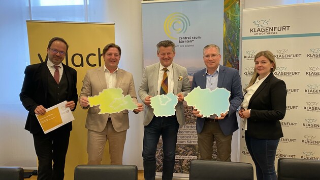 Kirschner (Joanneum Research) mit den Bürgermeistern Albel (Villach), Scheider (Klagenfurt) und Kulmer (St. Veit) sowie Zentralraum-Geschäftsführerin Posch. (Bild: Manuela Karner)