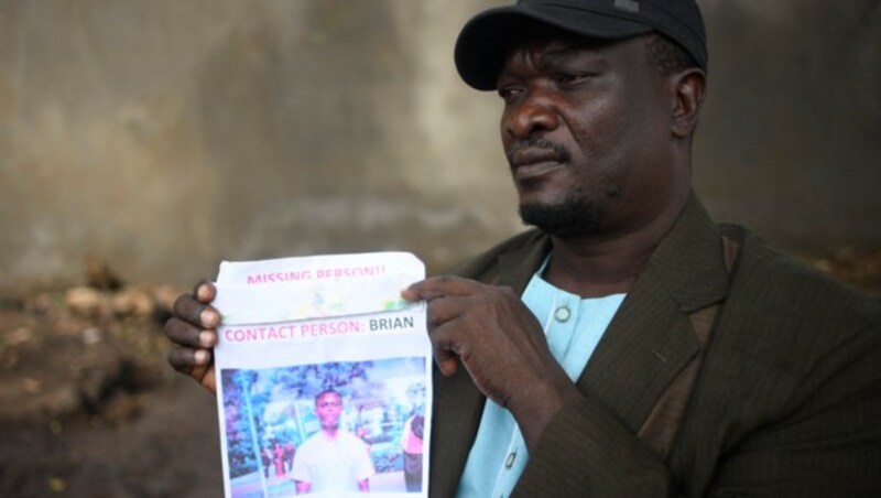 Jacob Inje vermisst seinen Neffen, der womöglich unter den Opfern des Kultes ist. (Bild: AFP)