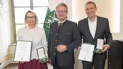 LH Christopher Drexler (M.) zeichnete Claudia Rossbacher und Markus Pichler mit dem Goldenen Ehrenzeichen aus. (Bild: Land Steiermark/Fischer)