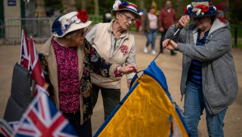 Royal-Fans bauen entlang der Strecke ihr Zelt auf. (Bild: AP)