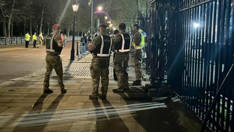 Polizisten in der Nähe des Buckingham Palace nach der Festnahme des Bewaffneten. (Bild: AP)