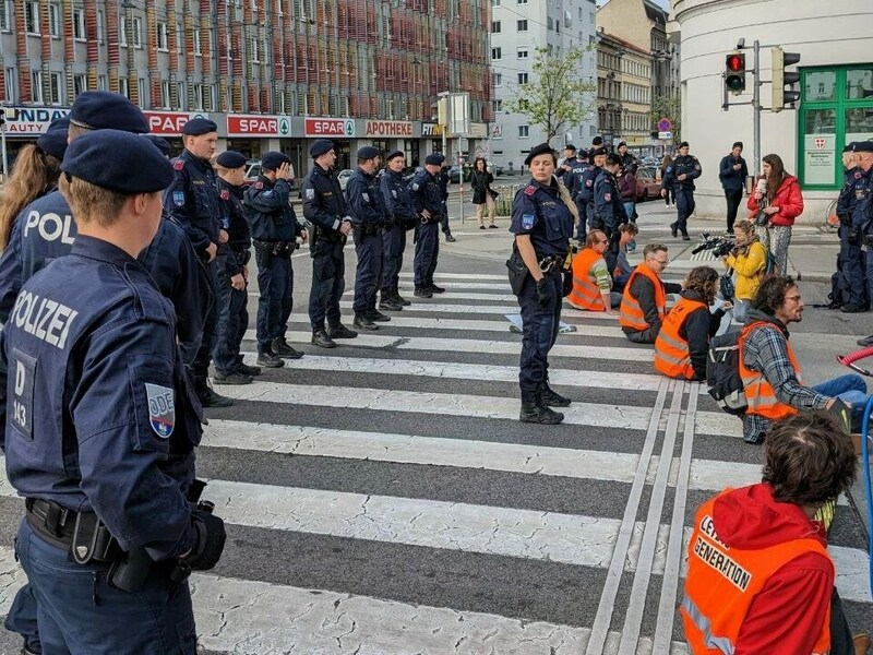 Neben der Aspernbrückre platzierten sich die Aktivisten auch im Bereich der Friedensbrücke, um den Verkehr lahm zu legen. (Bild: Letzte Generation AT)