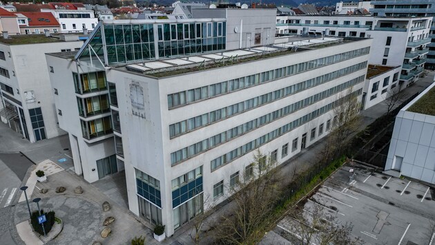 Das ehemalige ibis-Hotel in Linz, gleich gegenüber vom Hauptbahnhof. (Bild: KERSCHBAUMMAYR / FOTOKERSCHI)
