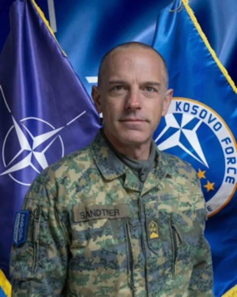 Oberst dG Berthold Sandtner ist derzeit der Kontingentskommandant der rund 270 österreichischen Soldaten im Kosovo (Bild: KFOR, Krone KREATIV)