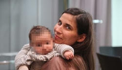 Klubvizechefin Janine Bex (Grüne) mit Sohn. Er darf dabei sein, wenn seine Mama Politik macht. (Bild: Birbaumer Christof, Krone KREATIV)