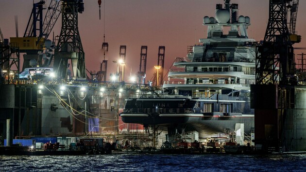 Die Oligarchen-Jacht Luna in der Werft in Hamburg (Bild: AFP/Axel Heimken)