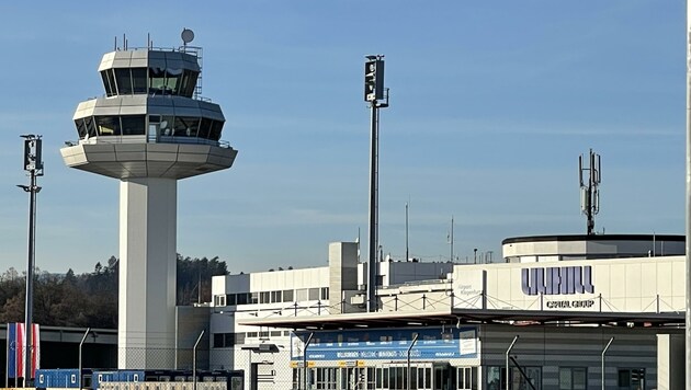 Mehr als 120 Flughafen-Mitarbeiter warten auf ihr Gehalt. (Bild: Hronek Eveline)