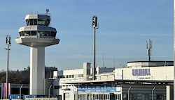 Mehr als 120 Flughafen-Mitarbeiter warten auf ihr Gehalt. (Bild: Hronek Eveline)