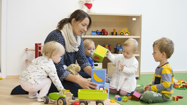 Kleinkindgruppen werden ab Herbst in 17 Kindergärten angeboten. Dabei sollen wichtige Erkenntnisse für den landesweiten Betrieb ein Jahr danach gesammelt werden. Das Pilotprojekt wird auch wissenschaftlich aufgearbeitet. (Bild: Engel)