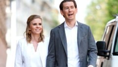 Können aufatmen: Ex-Bundeskanzler Sebastian Kurz und Lebensgefährtin Susanne Thier (Bild: AFP/picturedesk.com/Alex Halada)